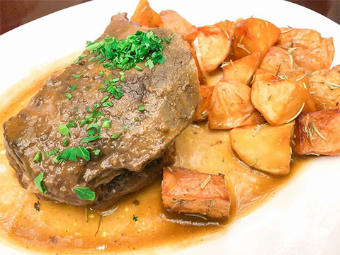 チリ北部の名物料理・牛スネ肉の煮込み